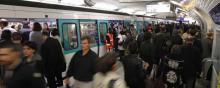 Une rame de métro à l'arrêt à Paris.