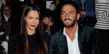 Nabilla Benattia et Thomas Vergara souriants assis