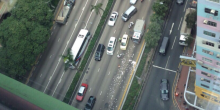 Les passants et les automobilistes se ruent sur les billets de banque tombés sur la route à Hong Kong.