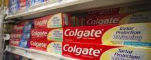 Des dentifrices Colgate dans un supermarché.