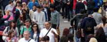 Une foule de personnes déambule dans la rue.