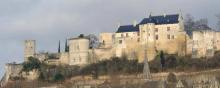 L'imposant Château de Chinon domine la ville.