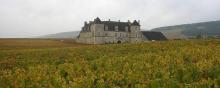 Le château de Vougeot, perdu au milieu des vignes, se visite été comme hiver.