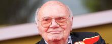 Francesco Rosi reçoit le Lyon d'Or au Festival de Venise.