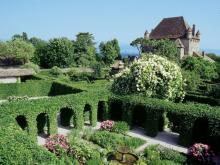 Le jardin des Cinq Sens d'Yvoire offre aux visiteurs un parcours initiatique pour mieux comprendre la nature et les plantes.