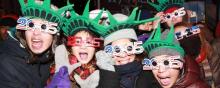 Des jeunes célèbrent la nouvelle année sur Times Square.