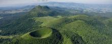 Le Puy Pariou et, au second plan, le Puy de Dôme