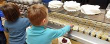 Des enfants à la cantine.