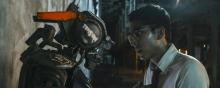 Dev Patel face à Chappie, héros du film de Neill Blomkamp.