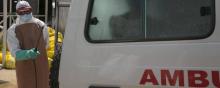 Une ambulance prend en charge des malades.