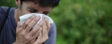 Un jeune homme victime d'allergies.