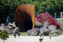 "Dirty Corner", l'oeuvre d'Anish Kapoor exposée dans les jardins de Versailles.