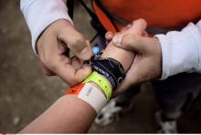 Des bracelets de festivals.