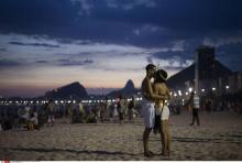 Un couple sur la plage.