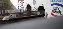 Un train sort du tunnel sous la Manche près de Calais.