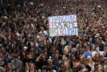 Un manifestant écologiste durant la techno-parade.