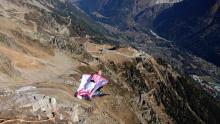 Géraldine Fasnacht en wingsuit.