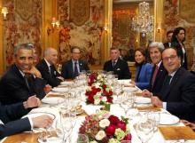 Barack Obama et François Hollande dans un restaurant. 