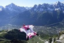 Un homme lors d'un saut en wingsuit.