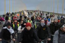 Les manifestants empruntent le pont de Cheviré