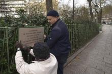 La plaque en hommage de Ahmed Merabet.