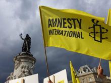 Un drapeau de Amnesty International.