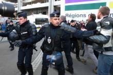 Des policiers au Salon de l'agriculture.