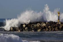 La côte frappée par des vagues.