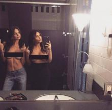 Kim Kardashian et Emily Ratajkowski seins nus.