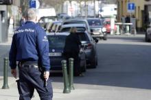 Un policier belge de dos.