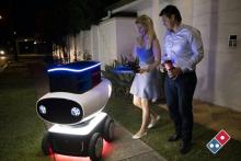 Robot livreur de pizza Domino's