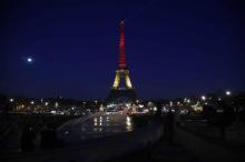 La Tour Eiffel illuminée aux couleurs de la Belgique.