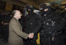 Bernard Cazeneuve et des membres du RAID.