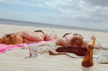 Deux jeunes filles sur une plage