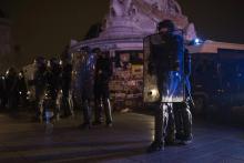 Des CRS place de la République dans la nuit du 22 au 23 avril.