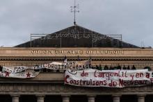 Des intermittents du spectacle manifeste au théêtre de l'Odéon.