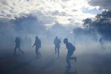 Affrontements entre policiers et casseurs place de la Nation.