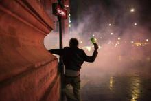 Un manifestant avec une bouteille à la main.