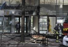 Le hall d'un lycée incendié.