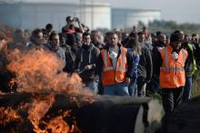 DEs salariés et membres de la CGT bloquent le dépôt de carburant de Donges.