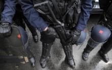 Un policier équipé d'un lanceur de balles.