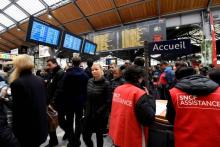 Des personnes dans une gare SNCF.