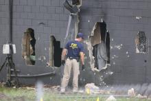 Un agent du FBI devant le Pulse d'Orlando.