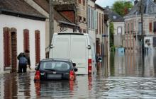 Un homme face aux inondations.