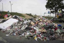 Un tas d'ordures devant le centre de traitement d'Ivry-sur-Seine