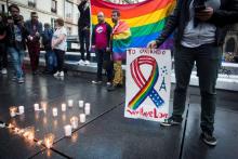 Un moment de recueillement après l'attentat d'Orlando.