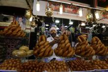 Des patisseries en vente pour la rupture du jeûne à l'étal d'un commercant le 21 juin 2016 à Damas