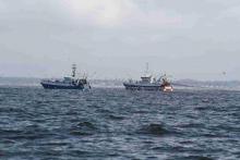 Des chalutiers pêchant dans les eaux françaises.