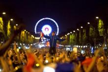 Fête supporters Français euro champs-élysées