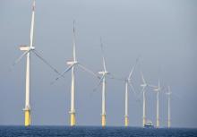 Un parc éolien en mer (Allemagne, Mer du Nord).